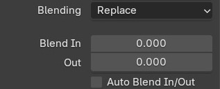 De Blending-dropdown (hier 'Replace') en Blend In/Out-velden in de Strip-sidebar, met een tussenstap via Auto Blend In/Out.