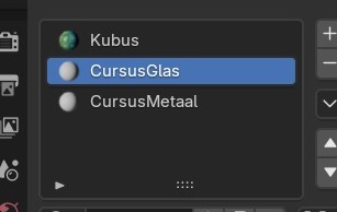 Drie sloten op één kubus (Kubus, CursusGlas, CursusMetaal) — hun volgorde in deze lijst is precies wat elke face's material_index-getal betekent.