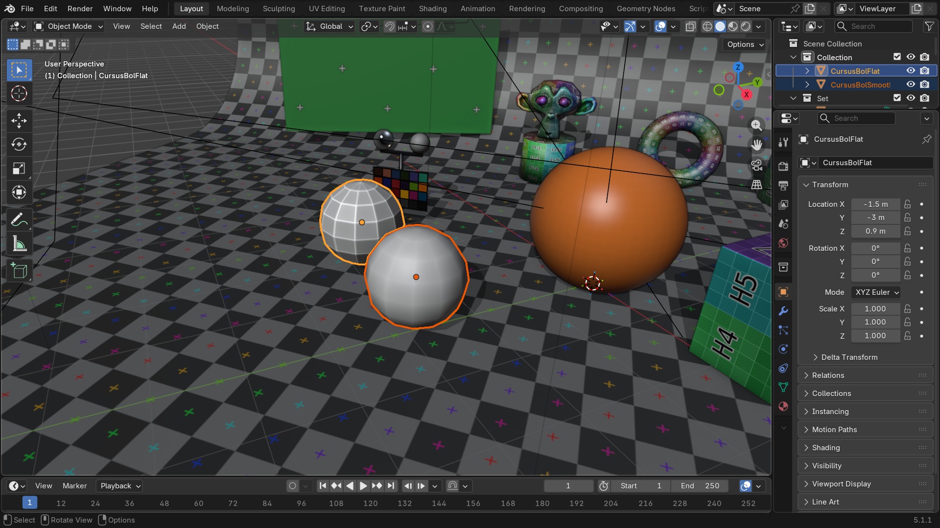 Twee identieke bollen: links Shade Flat (elke face apart, duidelijke facetten), rechts Shade Smooth (normals gemiddeld, vloeiend oppervlak) — hetzelfde principe waarmee de Face Orientation-overlay fout gerichte faces rood kleurt.
