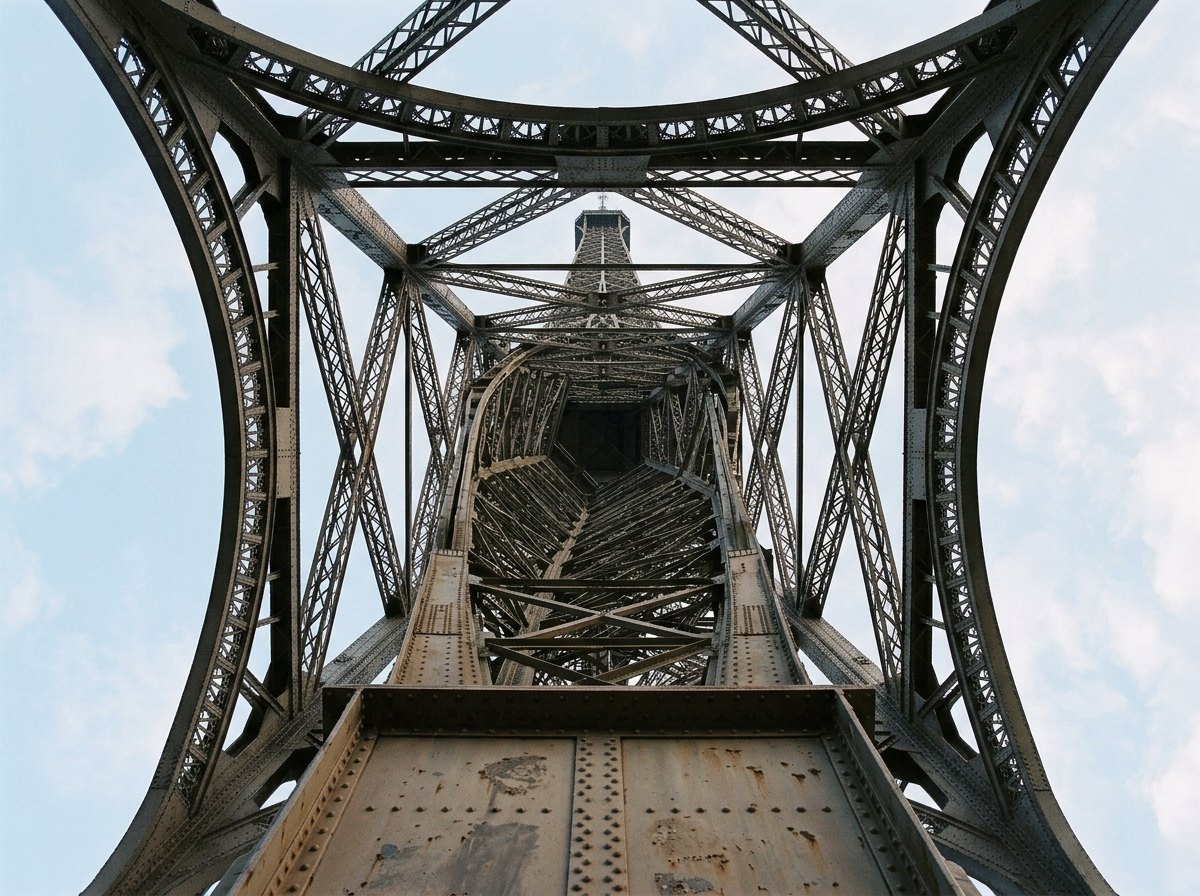 Binnen in een poot van de Eiffeltoren: overal driehoeken, overal lucht.
