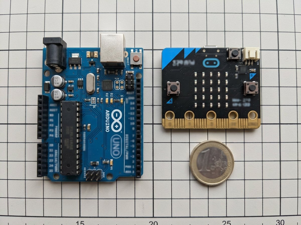 Een Arduino Uno en een micro:bit, met een munt van 1 euro om de grootte te vergelijken.